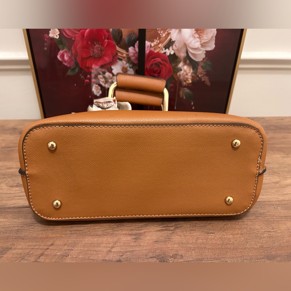 Elegant Tan Handbag with Chain Strap - Picture 4 of 9